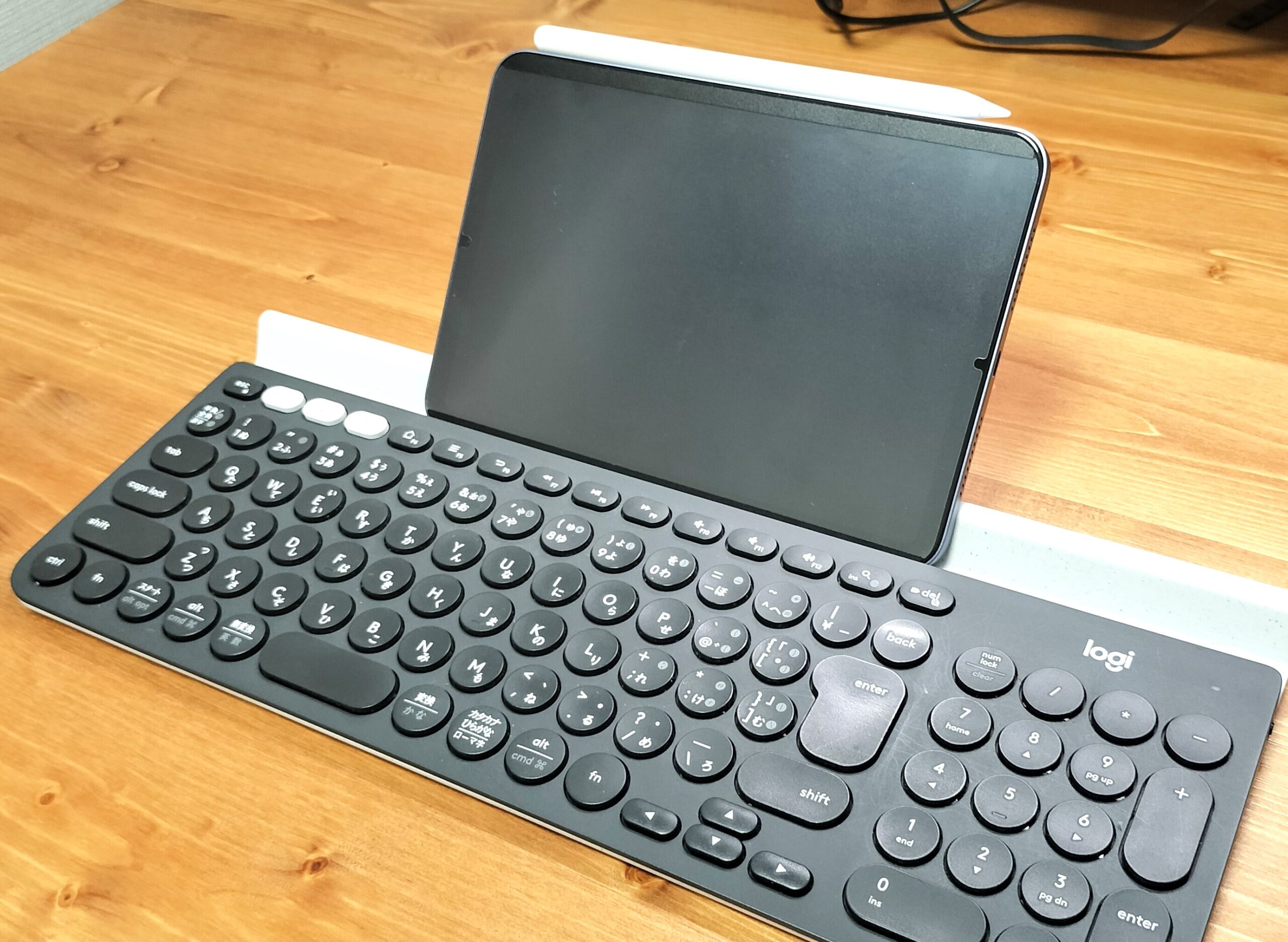 K780はiPadを立てかけられる